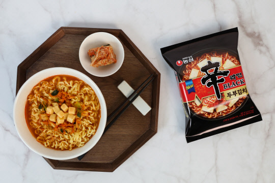 농심이 신라면블랙 두부김치 봉지면을 출시했다. <농심 제공>